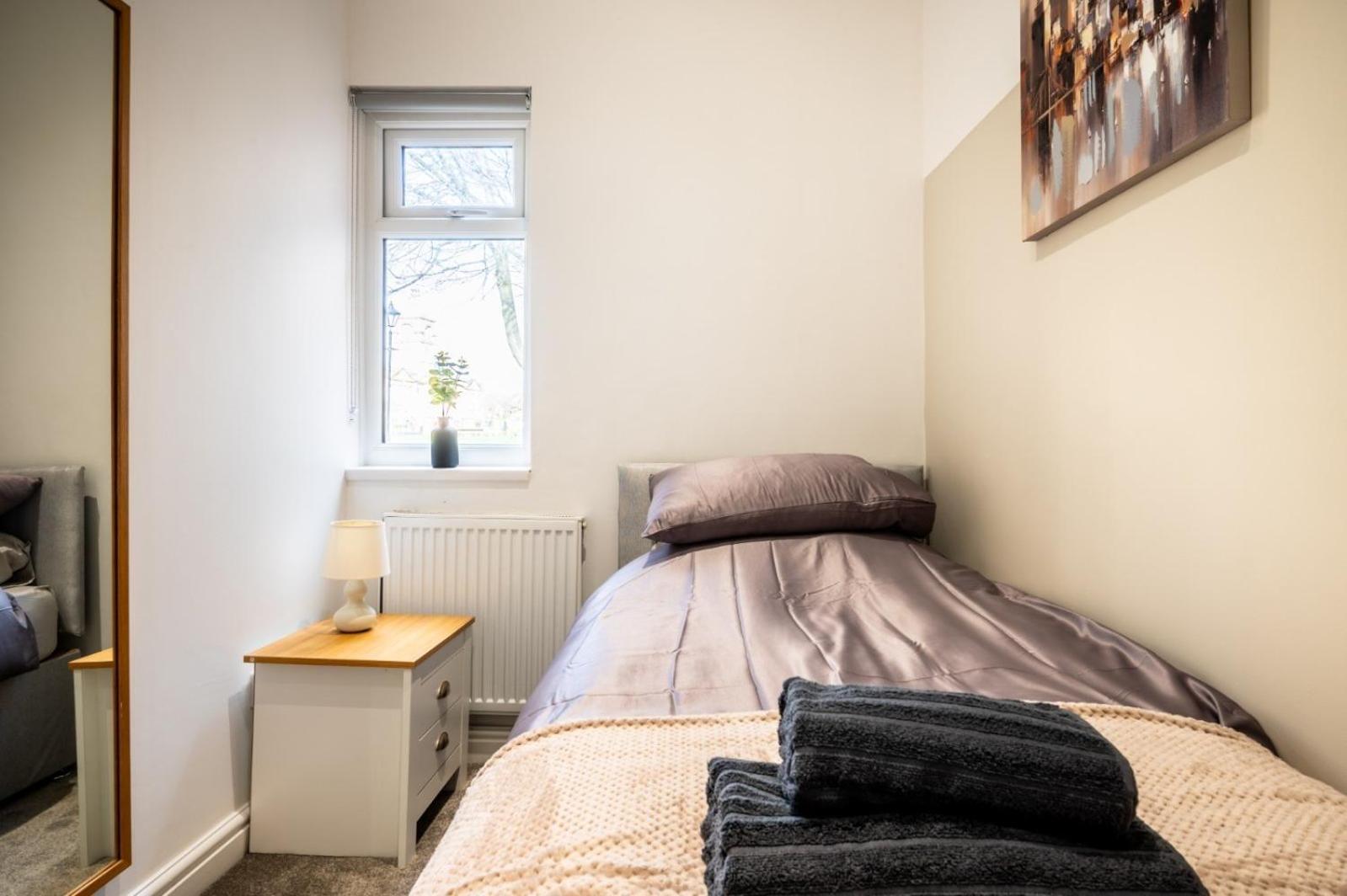 Home In West Yorkshire, Close To Leeds City Center, Sleeps 3! Batley Buitenkant foto