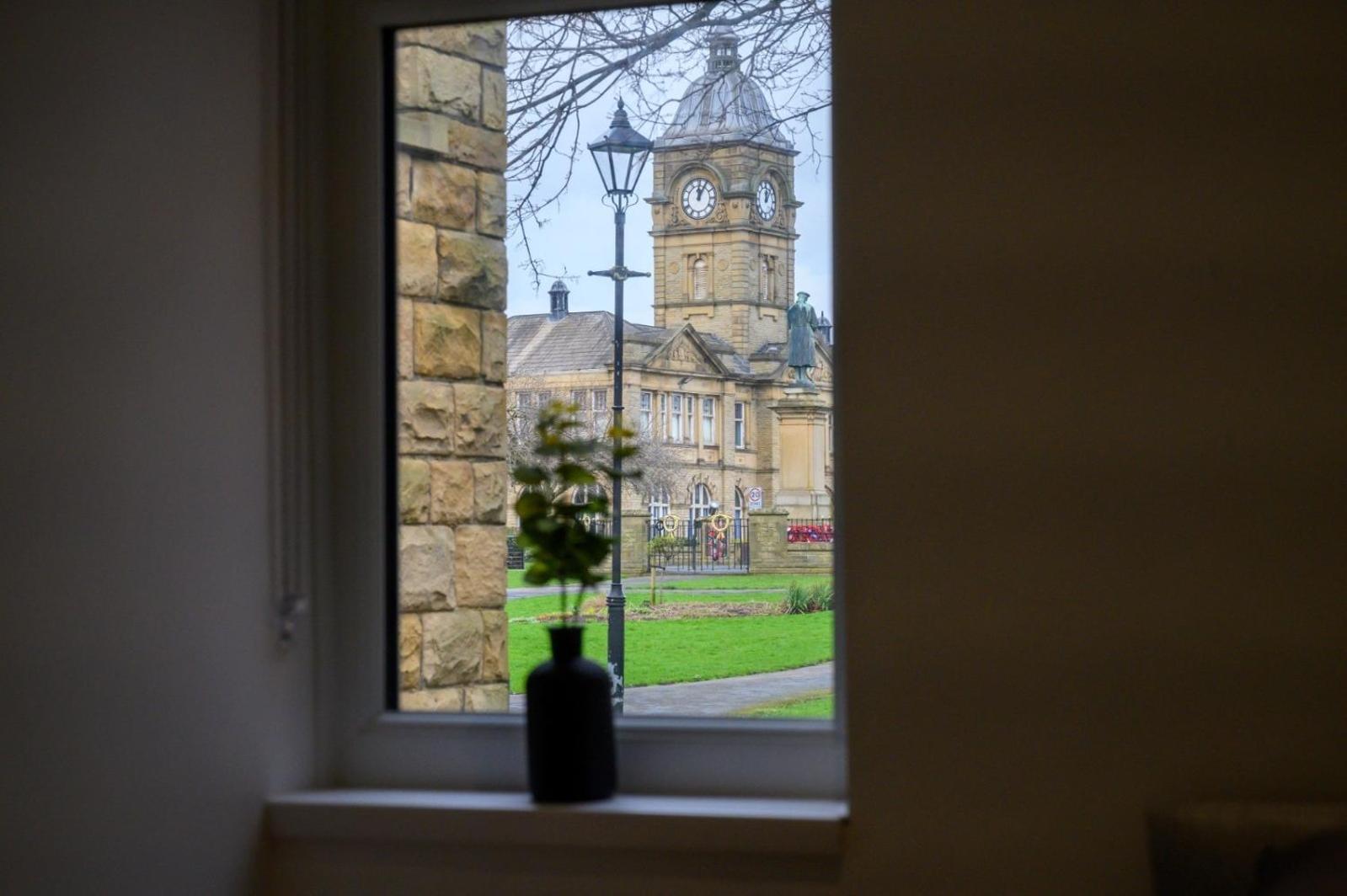 Home In West Yorkshire, Close To Leeds City Center, Sleeps 3! Batley Buitenkant foto
