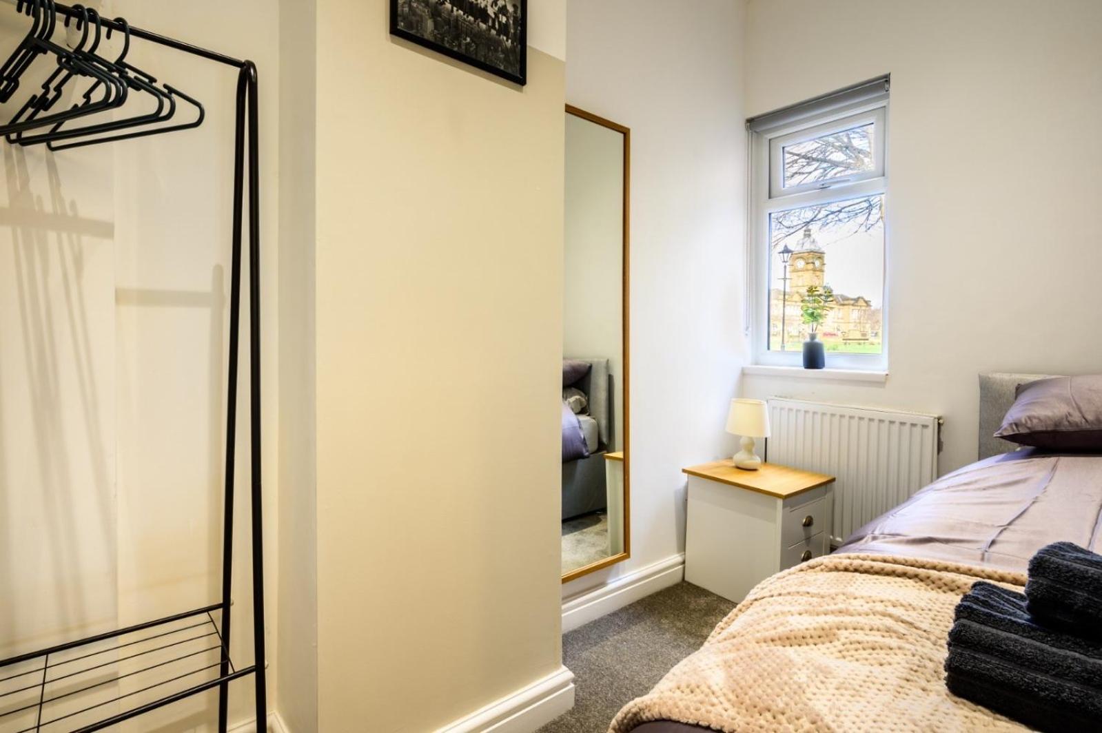 Home In West Yorkshire, Close To Leeds City Center, Sleeps 3! Batley Buitenkant foto