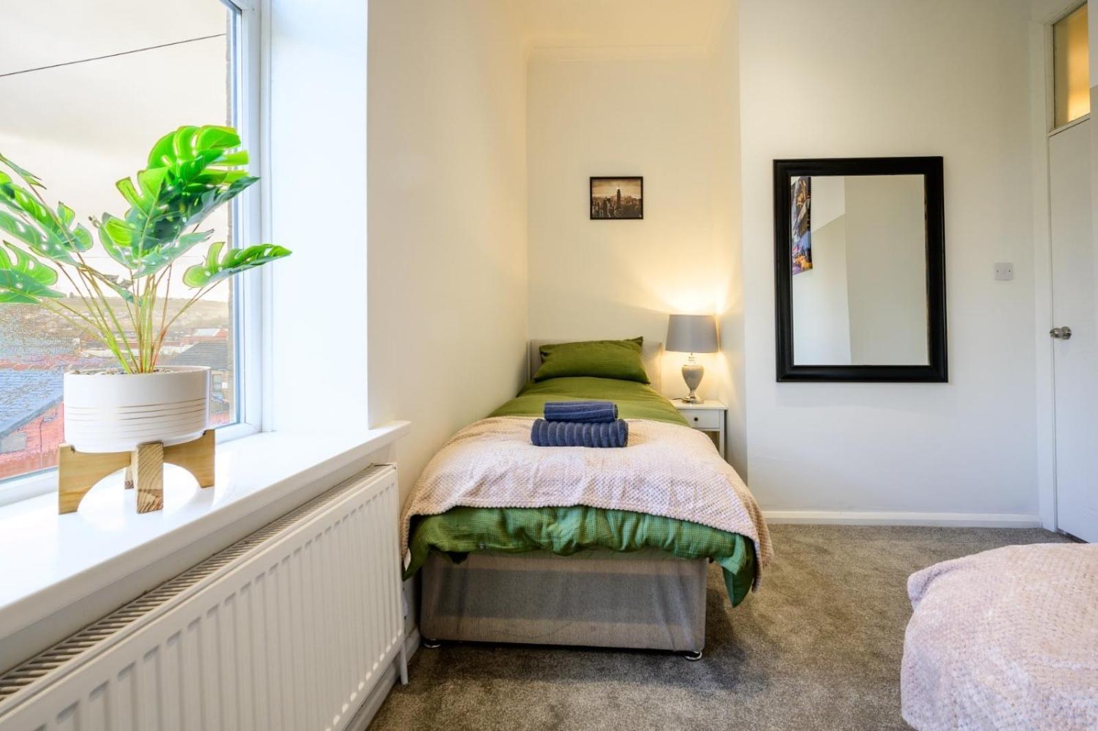 Home In West Yorkshire, Close To Leeds City Center, Sleeps 3! Batley Buitenkant foto