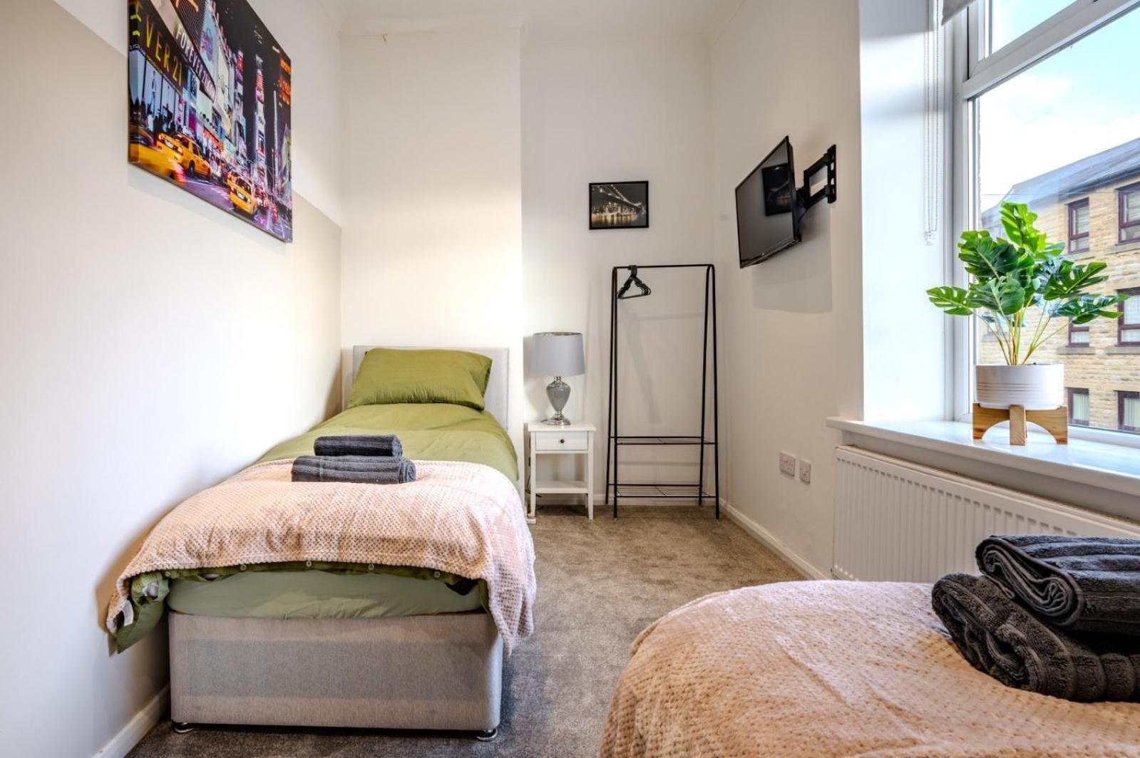 Home In West Yorkshire, Close To Leeds City Center, Sleeps 3! Batley Buitenkant foto
