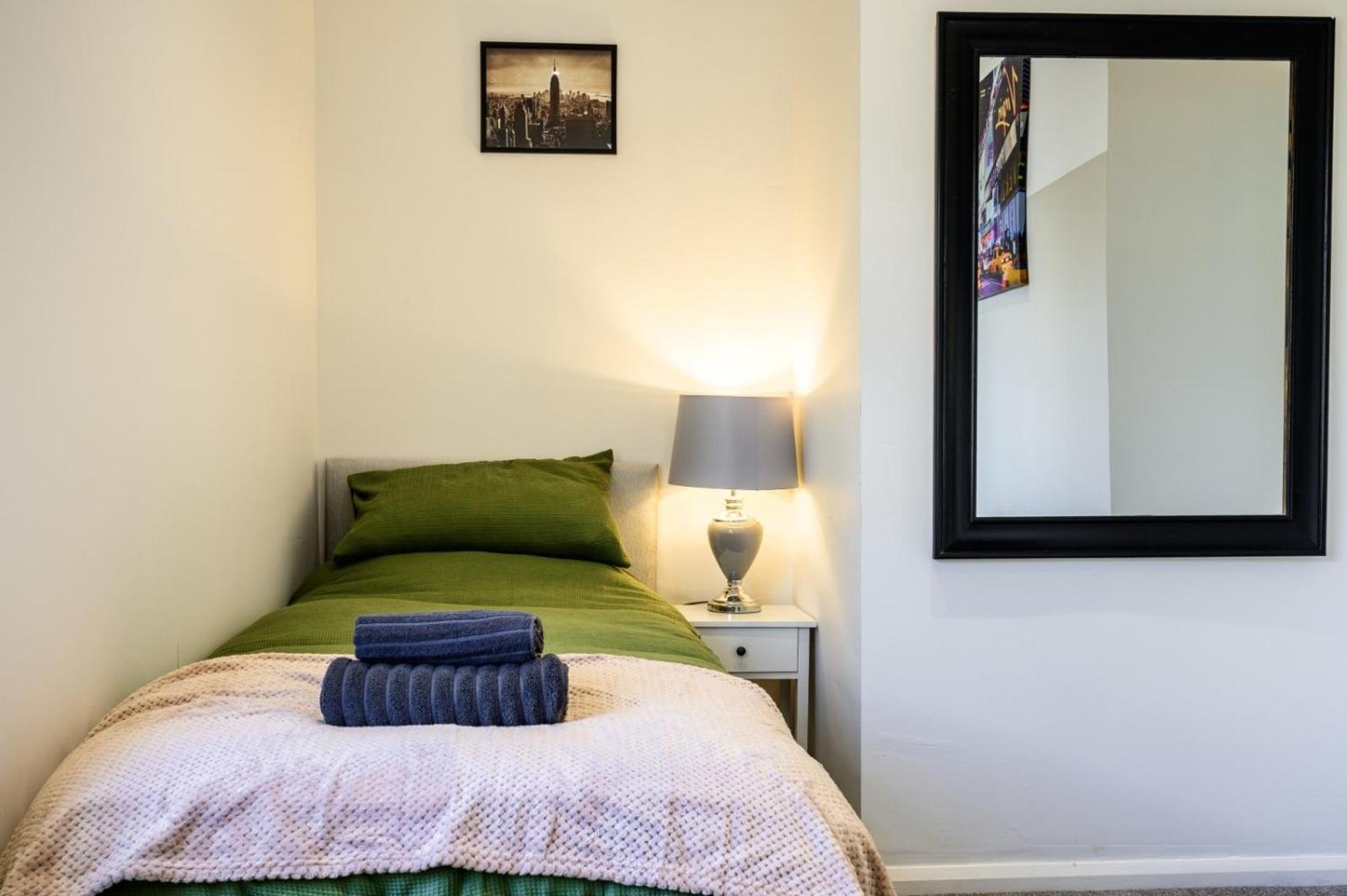 Home In West Yorkshire, Close To Leeds City Center, Sleeps 3! Batley Buitenkant foto