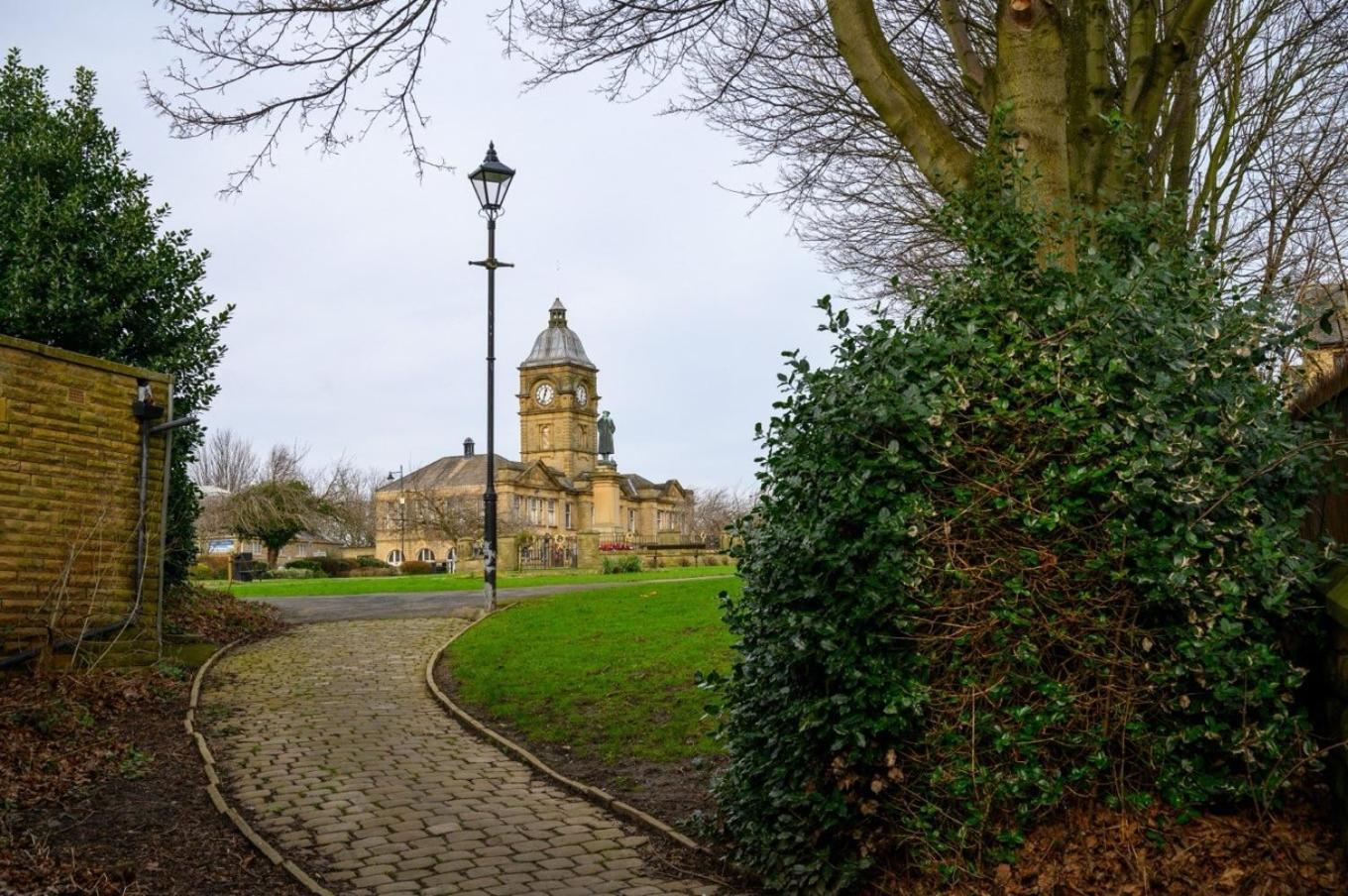 Home In West Yorkshire, Close To Leeds City Center, Sleeps 3! Batley Buitenkant foto